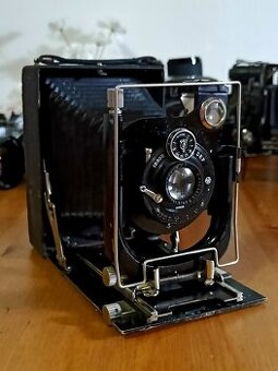 Starý fotoaparát (H.Roussel Paris Stylor 135 mm f 6,3) -1920