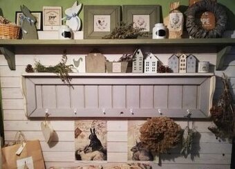 Veľká vidiecka polica v sivej patine...