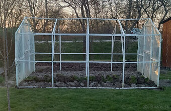 Predám konštrukciu záhradného fóliovníka