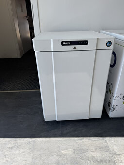 Mraznička COMPACT F220L DR G U