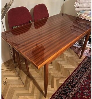 Elegantny jedalny set so 4 stolickami