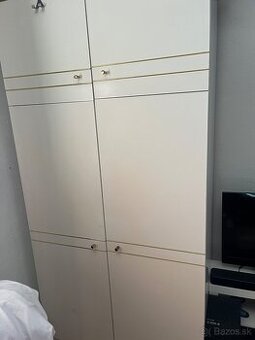 Predám nočné stolíky a skriňu