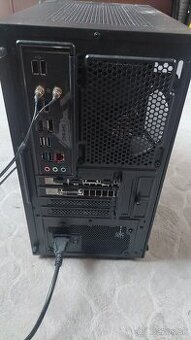 Počítač PC Gigabyte a monitor Lenovo 27