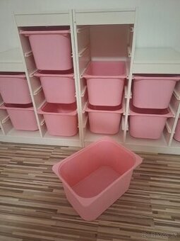 Regál s ružovými boxami - 1