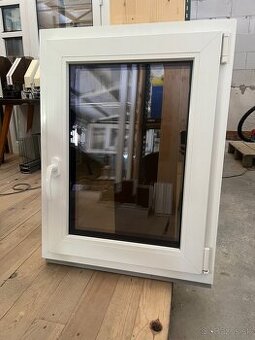 Predám plastové okno antracit/biela 620x810mm