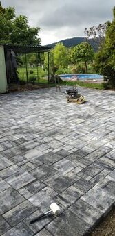 Výstavba plotov a pokládka zámkovej dlazby a podobne