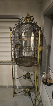 Vintage železná kráľovsky zdobená vtáčia klietka na stojane