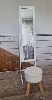 Stojan na šperky so zrkadlom