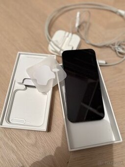 Cierny iphone 13 mini so sluchadkami a nabijackou