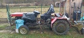 Robený traktor z vlečkou