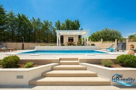 ☀ Šibenik (HR) – Moderná vila s krásnou záhradou a bazénom v