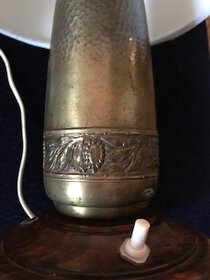 Stolná lampa z  mosadznej nábojnice -ručne tepaná