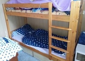 Poschodová posteľ s úložným priestorom