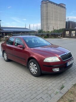 Na predaj: Škoda Octavia II 1.6 MPI – červená metalíza, seda