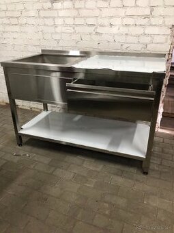 Stol s drezom a zasuvkou, a policou