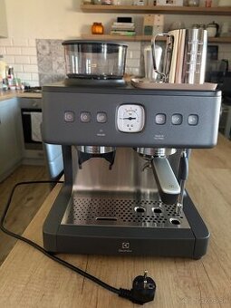 Manuálny kávovar Electrolux 800