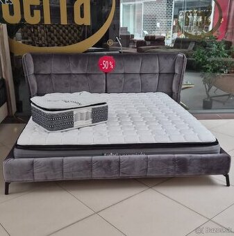 Manzelska zamatova postel - siva