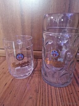 Dva zberateľské pivné poháre Budweiser Budvar.