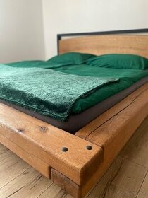 Masívna posteľ z dubových hranolov