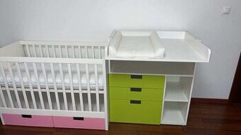 Na predaj postieľka s matracom a  prebaľovacia komoda