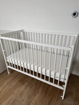 Detská postieľka s polohovateľným bokom s matracom