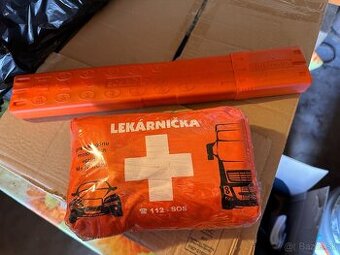 Nova autolekarnicka a trojuholnik