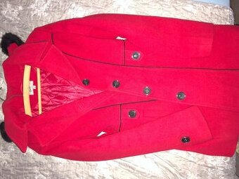 Elegantný červený kabát