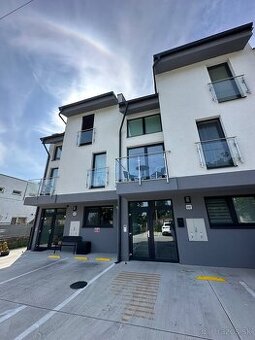 Na predaj zariadený 2 izbový byt s balkónom  v Senci