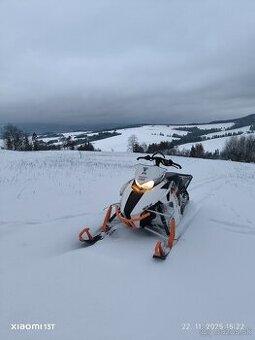 Snežný skúter Artic Cat M8000
