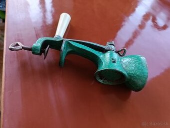 Predám staré mlynčeky,zabíjačkovú vaničku,váhu