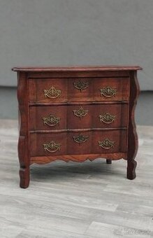 Komôdka holandská s 3 zásuvkami.