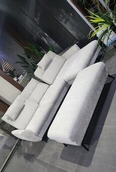 Siva sedacka rakuskej znacky s praktickym taburetom