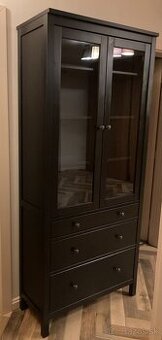 PREDÁM VITRÍNU HEMNES S 3 ZÁSUVKAMI Z IKEA