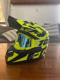 Motocrossová prilba.