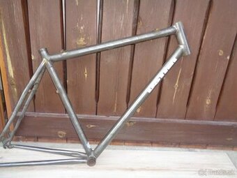 Crossovy ram ocelovy na kotuc brzdu zberatelsky kus