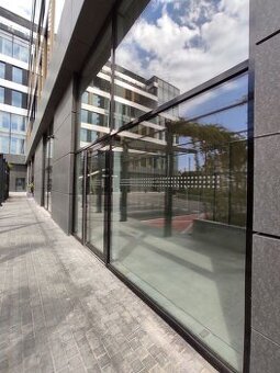 Obchodné priestory vhodné na showroom či predajňu v projekte