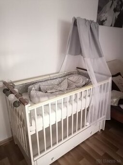 Postieľka s hojdacim efektom a praktickým suflikom
