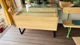 Presklená vitrína s úložným priestorom