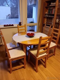 Jedálenský stol so stoličkami