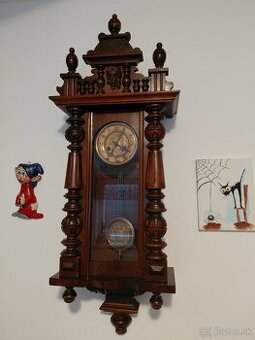 Starožitné nastenné hodiny.