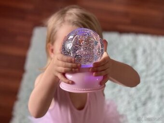 Baletka v sklenej gule. Nočné svetlo.