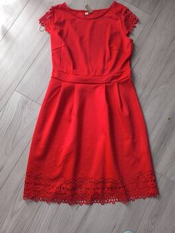 Červené šaty s lemovanim