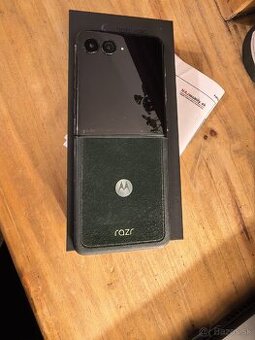 Motorola razr 60 ultra pantone scarab