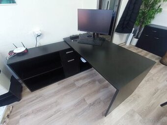 Kancelársky stôl a otočné stoličky