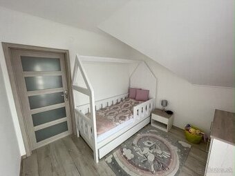 Masívna detská domčeková posteľ