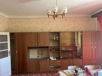 Priestranná obývacia stena v dobrom stave.