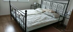 Kovová posteľ