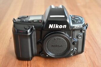 Nikon F90X s dátovou stenou MF-26 a orig strapom