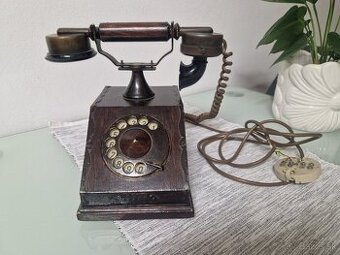 Predam retro telefon Tesla.