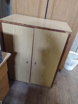 Drevená policová skrinka